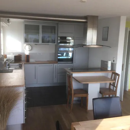 Semesterbostad Lakeviewhouse Sundlauenen