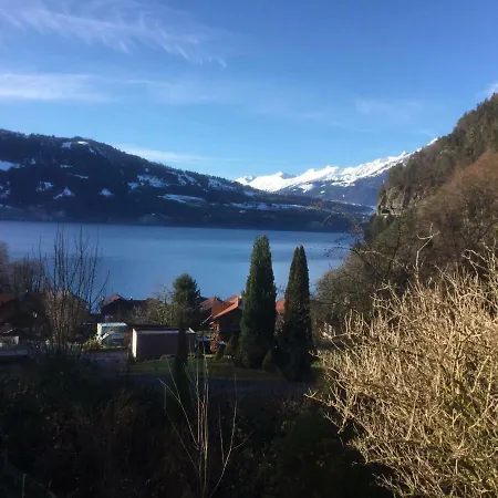 Semesterbostad Lakeviewhouse Sundlauenen