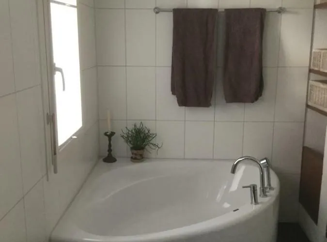 בית נופש Lakeviewhouse Sundlauenen